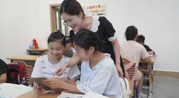 创盈在线 平均能教八门课 这里的“六边形教师”是如何练成的？